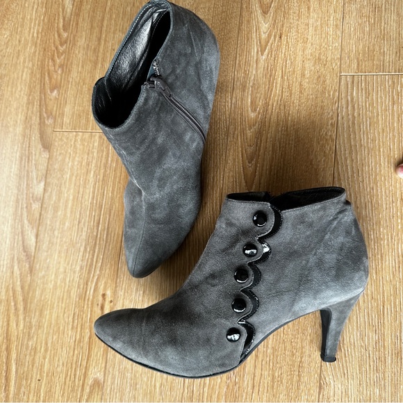 Spanish leather bootie, grey suede with black patent trim. Size 9.5 - Picture 5 of 6